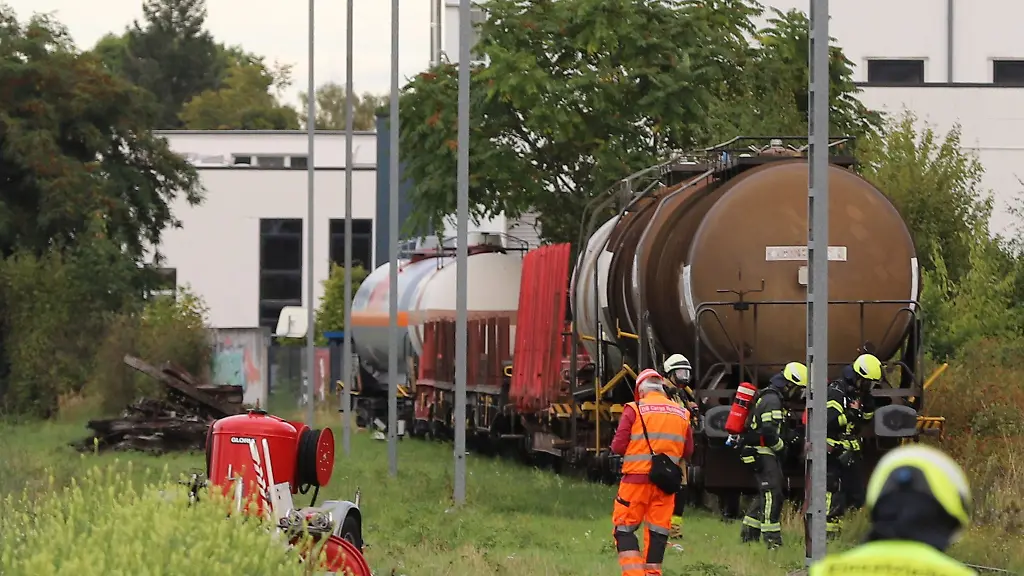 Aus-einem-Gefahrgut-Waggon-tropfte-eine-Fluessigkeit-die-Feuerwehr-rueckte-an