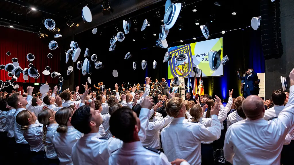 Fuer-Ministerpraesidentin-Anke-Rehlinger-SPD-ist-die-Vereidigung-der-Kommissaranwaerterinnen-und-anwaerter-ein-guter-Tag-fuer-die-saarlaendische-Polizeifamilie
