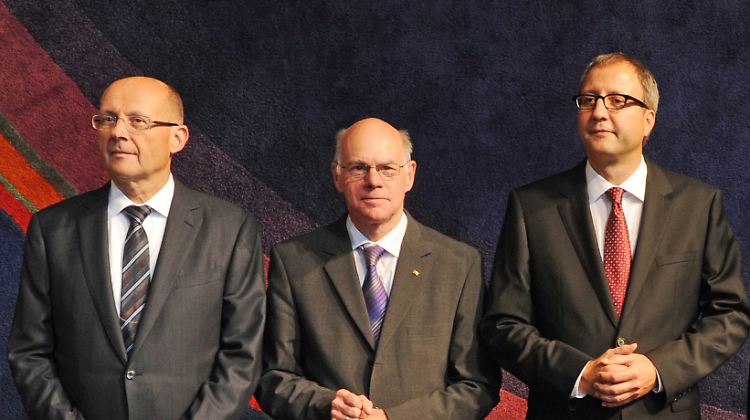 Norbert Lammert zwischen Richtern: Ferdinand Kirchhof, Vizepräsident des Bundesverfassungsgerichts (links) und Andreas Voßkuhle, Präsident des Bundesverfassungsgerichts (rechts)