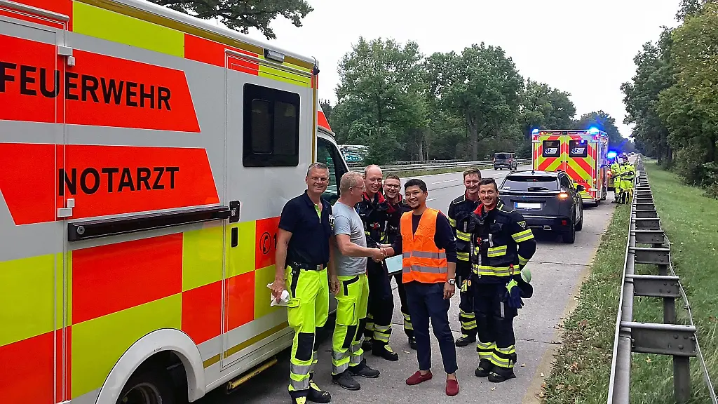 Die-Einsatzkraefte-gratulierten-noch-vor-Ort-Der-Vater-Mitte-hatte-auf-der-A95-als-Geburtshelfer-taetig-werden-muessen