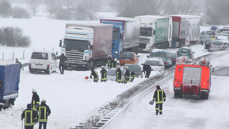 Auf der A20 zwischen Gützkow und Jarmen (Mecklenburg-Vorpommern): Bei eisigen Temperaturen harrten in der Nacht fast 300 Menschen in Autos und Lastwagen zwischen Gützkow und Jarmen auf der blockierten Autobahn A 20 aus.