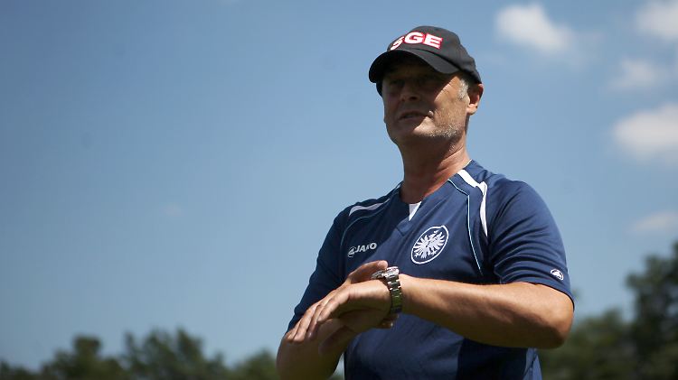 Armin Veh sieht seine ohne Abwehr seine Aufbauarbeit bei Eintracht Frankfurt gefährdet.