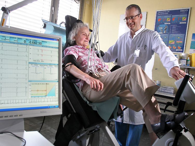 Stephan Gielen, Leitender Oberarzt der Poliklinik für Innere Medizin III am Universitätsklinikum Halle, überwacht ein Belastungs-EKG bei einer Patientin.