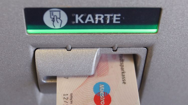 Die Reparatur des Karten-Chips kann während des Geldabhebens am Automaten erfolgen.