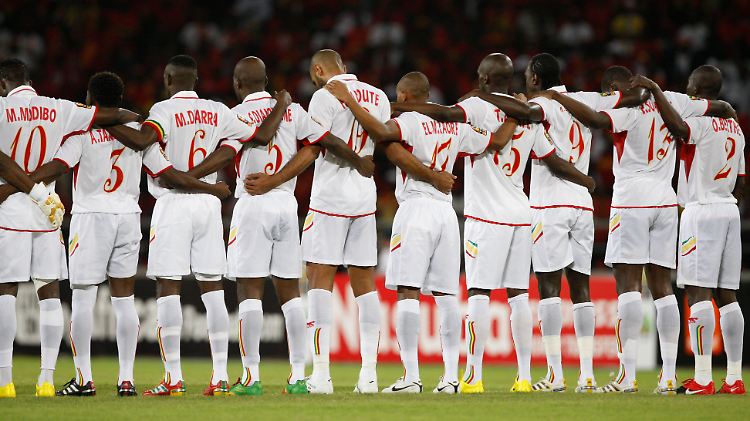 Vor dem Anpfiff des Afrika-Cups wurde der Opfer des Anschlags gegen Togo mit einer Schweigeminute gedacht.