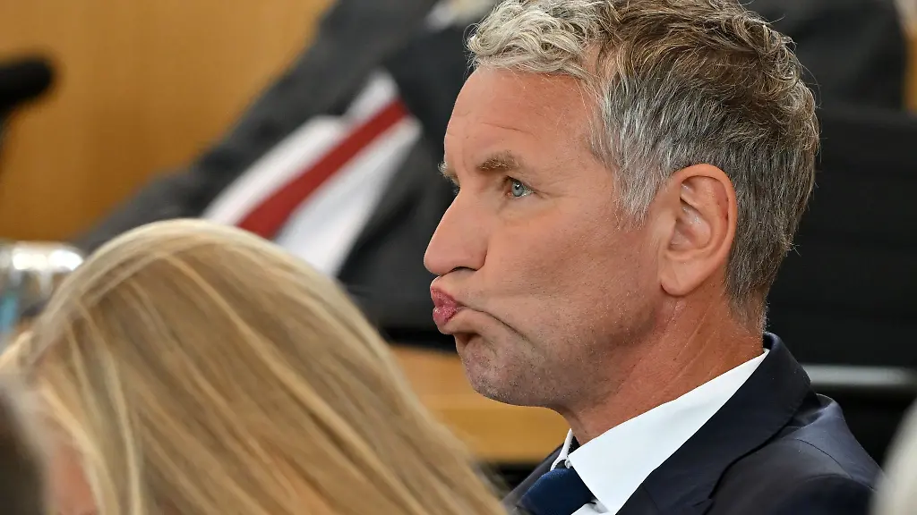 AfD-Fraktionschef-Bjoern-Hoecke-kuendigt-in-der-Haushaltsberatung-des-Landtags-eine-Klage-an