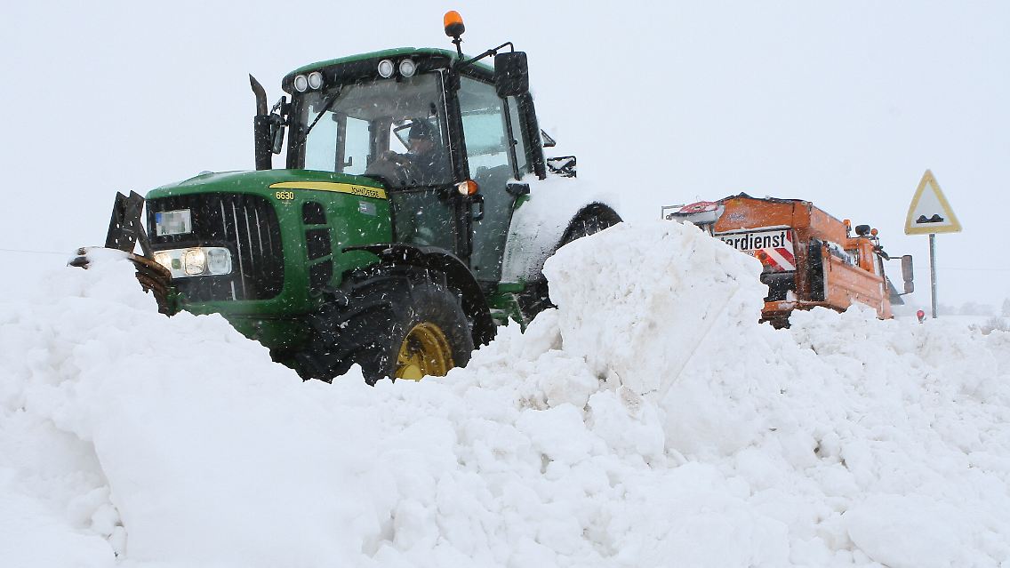 Winterchaos auf den Straßen, Einbußen für die Wirtschaft.