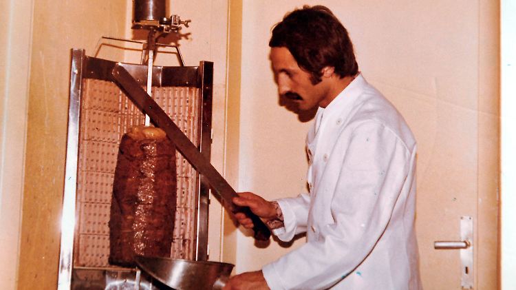 Türkisch-Schwäbische Gastronomie seit 1969: Nevzat Salim am Döner-Spieß.