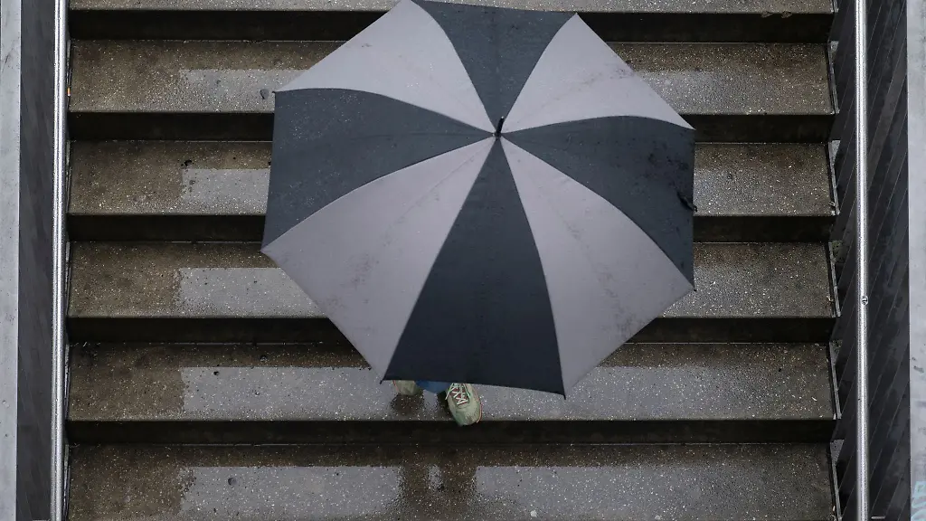 Insbesondere-in-Westsachsen-und-im-Vogtland-wird-der-Regenschirm-heute-zum-unverzichtbaren-Begleiter