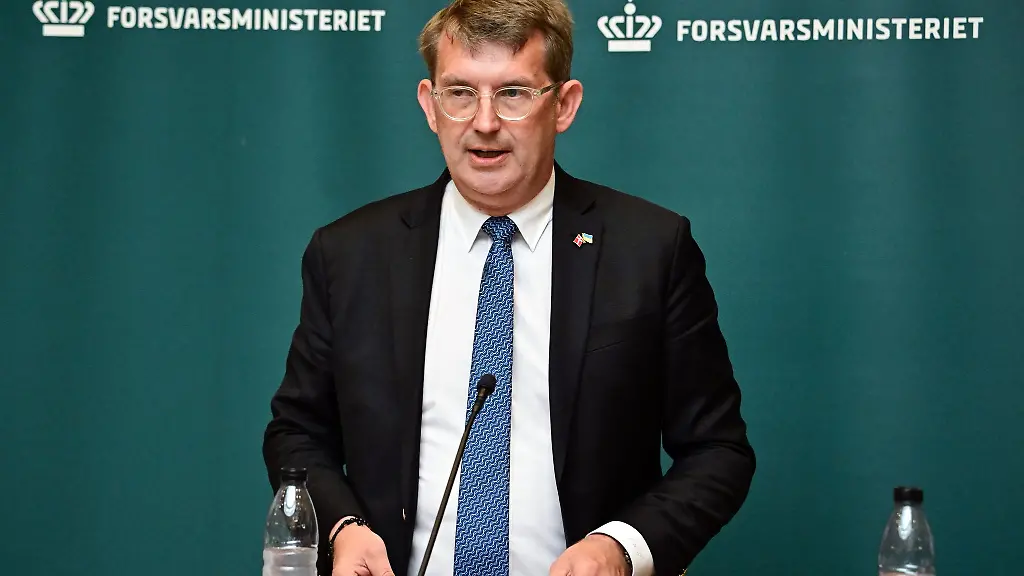 Daenemarks-Verteidigungsminister-Troels-Lund-Poulsen-aeusserte-sich-auf-einer-Pressekonferenz-mit-Justizminister-Peter-Hummelgaard