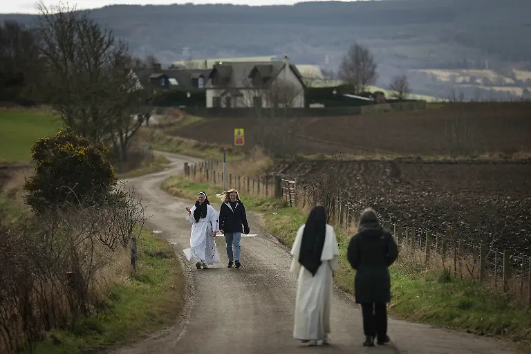 2025-09-24T081204Z-1189473337-RC2MDDAI0RJ1-RTRMADP-3-RELIGION-SCOTLAND-NUNS
