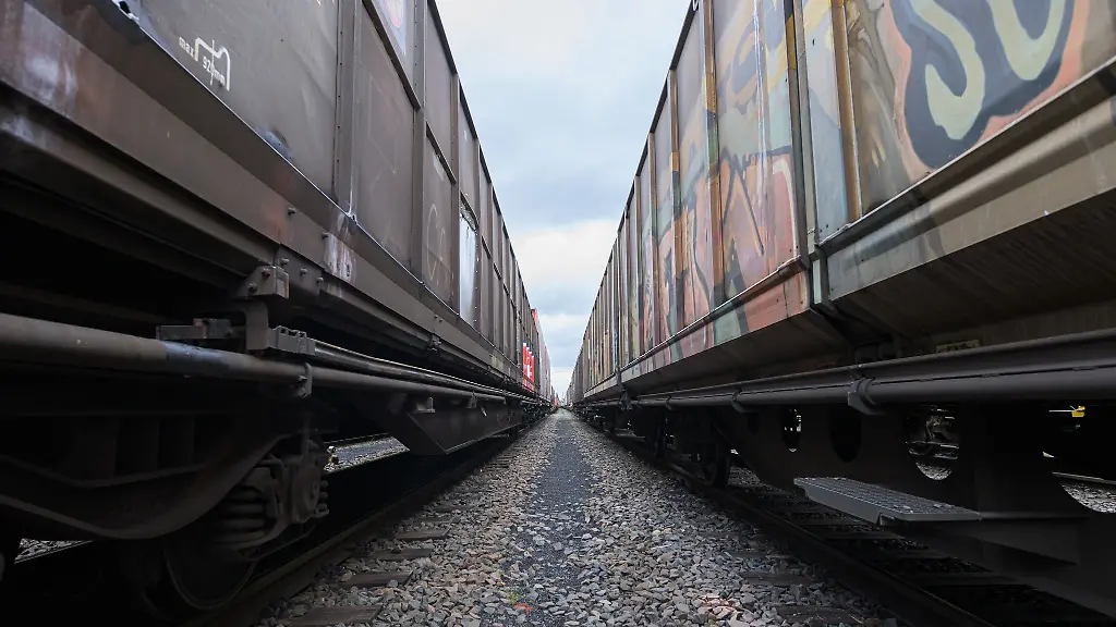 Manche-Guetezugwaggons-gehen-kaputt-dann-muessen-sie-instand-gesetzt-werden-Bei-den-Werkstaetten-der-DB-Cargo-hierfuer-gibt-es-einen-strikten-Sparkurs