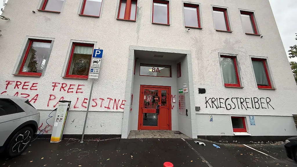 Unbekannte-haben-eine-SPD-Geschaeftsstelle-in-Kassel-mit-Parolen-besprueht-sowie-Fenster-und-die-Eingangstuer-beschaedigt