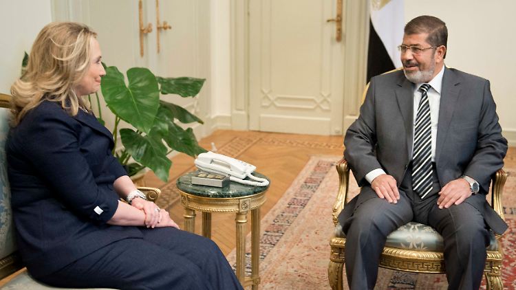 Einen Handschlag gab es zwischen Clinton und Mursi nicht.