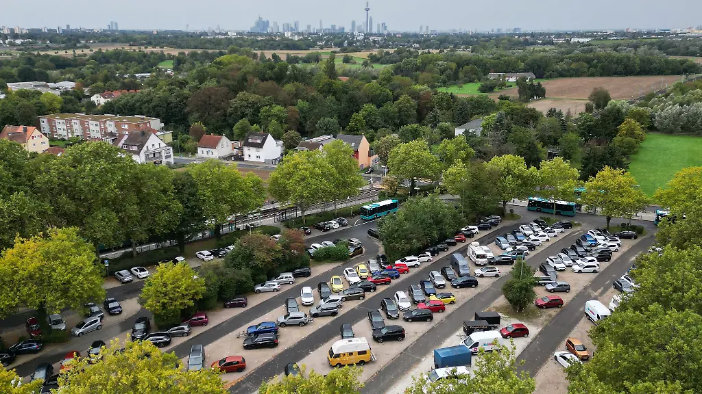 Tausende-Autos-pendeln-taeglich-in-die-Mainmetropole