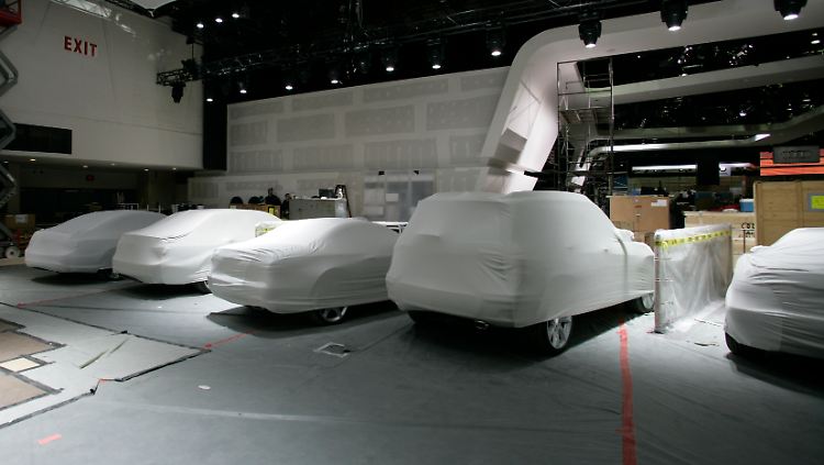 Aufbau für die Show am Stand von Mercedes. Die ausländischen Autobauer könnten von der Schwäche der drei großen US-Konzerne profitieren.