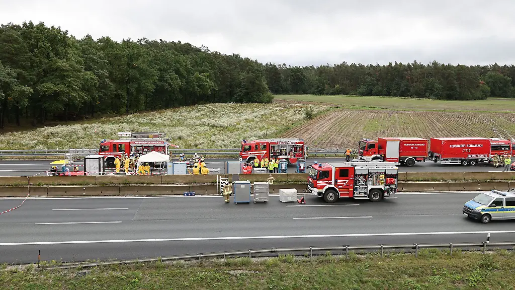 Feuerwehrkraefte-untersuchten-die-ausgelaufenen-Fluessigkeiten-am-Unfallort