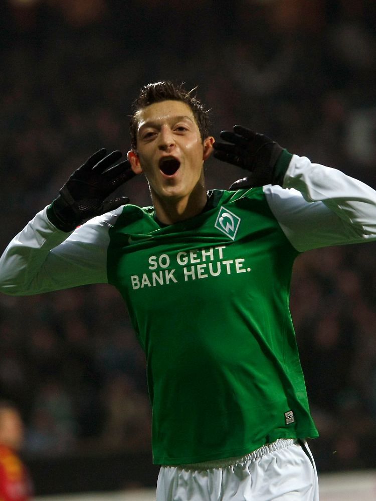 Mesut Özil möchte schweigen - die Sirenengesänge europäischer Topklubs wird er aber sehr wohl vernehmen.