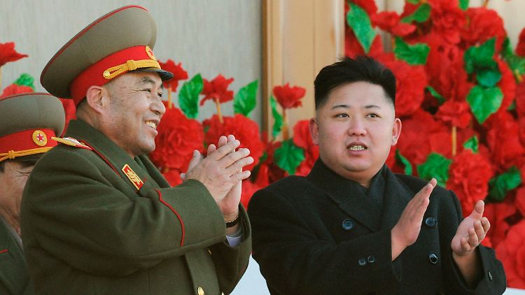 Ri Yong Ho (l.) war bisher treuer Diener der Interessen von Kim Jong Un. Doch nun ist seine Karriere beendet.