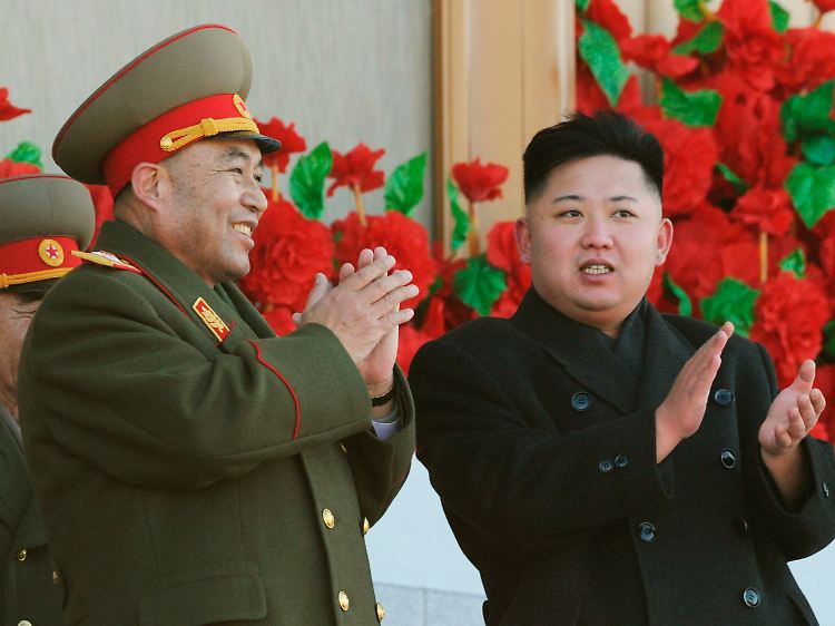 Kim Jong Un (r.) schickt Beileid in den Süden.