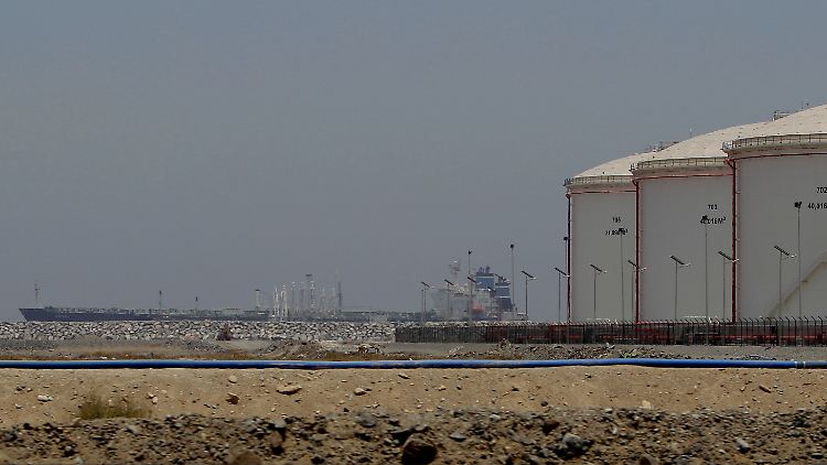 Angedockt am Verladeterminal: In Fujairah übernimmt ein Tanker Öl.