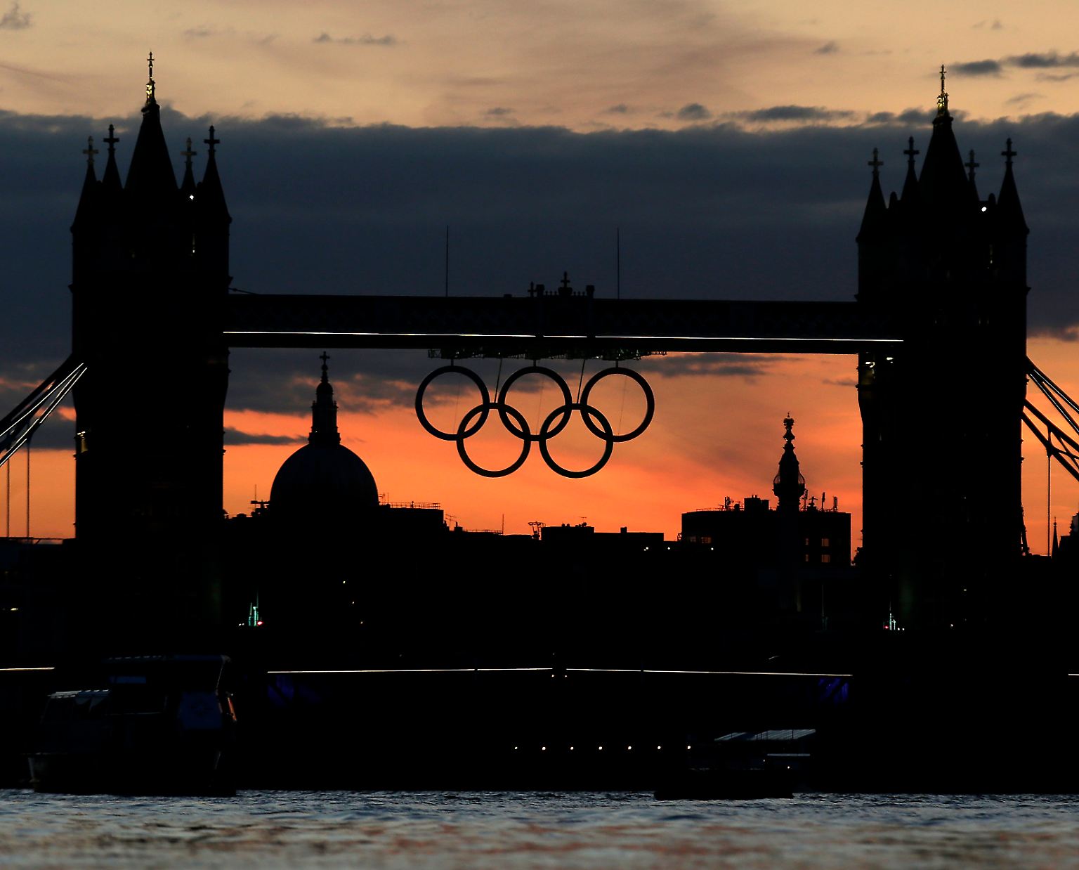 London steht Kopf, die Tower Bridge schmückt sich mit den Olympischen Ringen, denn ...