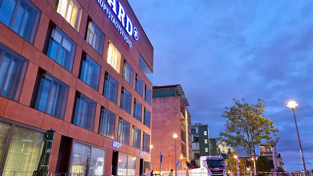 Nach-einem-Unfall-in-Berlin-Mitte-schwebte-ein-Radfahrer-in-Lebensgefahr