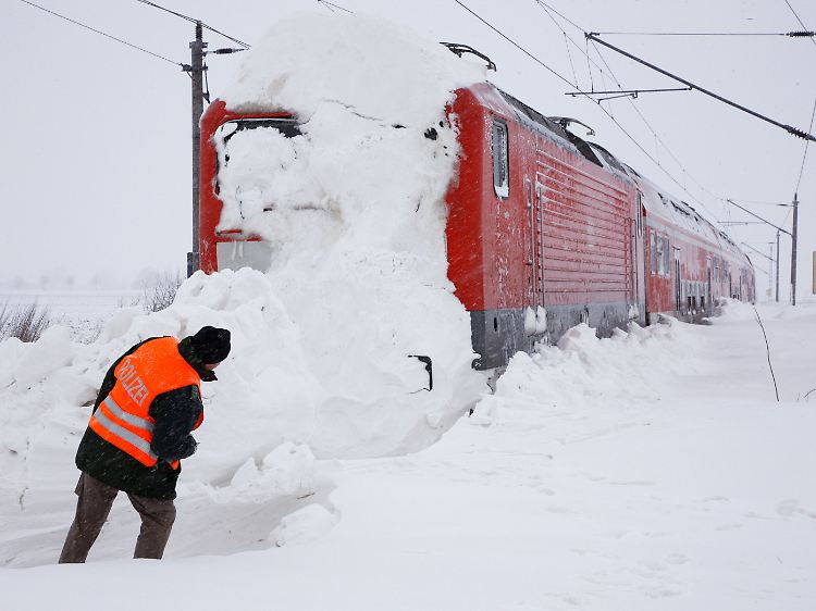 Ein Zug der Deutschen Bahn steckte bei Anklam, Mecklenburg-Vorpommern, auf der Strecke von Stralsund nach Berlin in einer Schneewehe fest.
