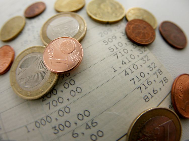 Es wird immer noch ausreichend Geld auf die hohe Kante gelegt, aber im Vergleich zum Vorjahr ist die Sparquote gesunken.