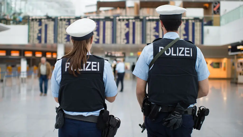 Nach-einem-Hinweis-aus-der-Schweiz-hat-die-Bundespolizei-am-Muenchner-Flughafen-bei-der-Einreise-einen-wegen-Millionenbetrugs-international-gesuchten-Passagier-festgenommen