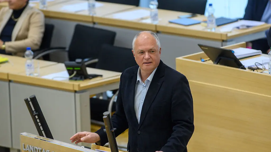 Schulbuecher-und-Unterrichtsmaterialien-muessen-fuer-alle-Kinder-kostenfrei-sein-sagt-Linken-Fraktionsvize-Thomas-Lippmann