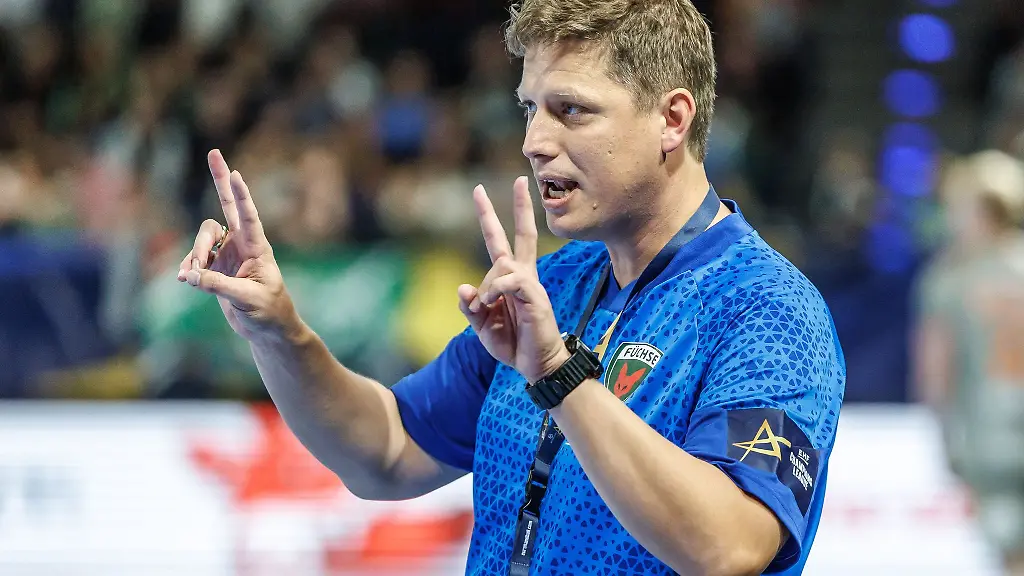 Fuechse-Trainer-Nicolej-Krickau-freut-sich-ueber-die-Fortschritte-seines-Teams