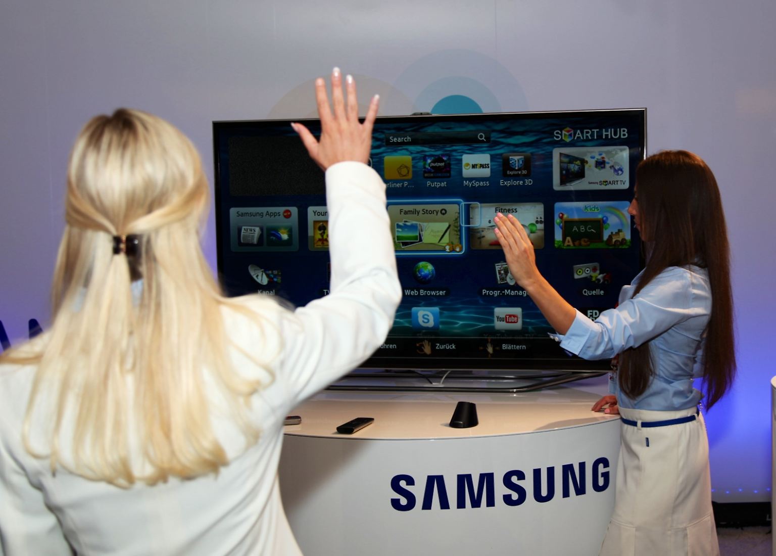 Samsung versucht es mit einer smarten Gestensteuerung. Ob man dafür zwei Hostessen
braucht? Hier war es wohl eher der Wunsch eines Fotografen.