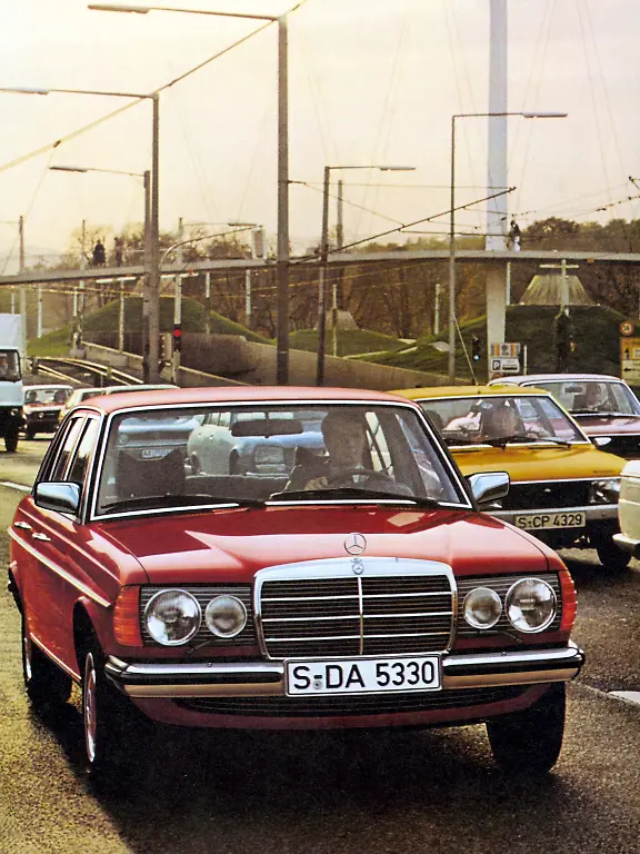 02-Gesicht-in-der-Menge-Mit-grossem-Chromkuhlergrill-Quelle-Mercedes-Benz-Classic-Archive