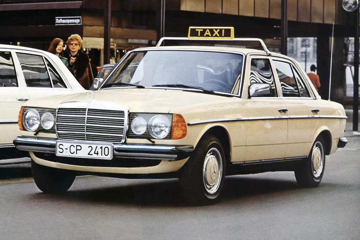 04-Als-Taxis-Mercedes-hiessen-und-Diesel-tankten-die-Quelle-Mercedes-Benz-Classic-Archive