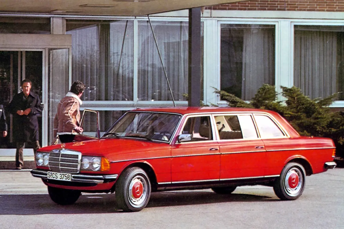 05-Lange-lauft-und-symbolisiert-Luxus-Die-Quelle-Mercedes-Benz-Classic-Archive