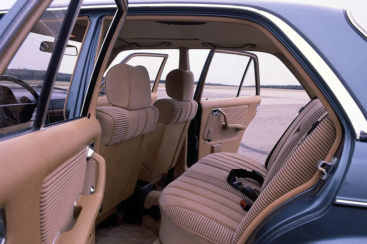 07-Bitte-einsteigen-die-Ruckbank-des-Mercedes-Benz-280-E-Quelle-Mercedes-Benz-Classic-Archive