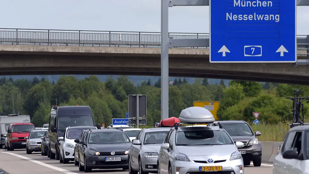 Der-Stau-auf-der-A7-entsteht-regelmaessig-durch-die-Blockabfertigung-am-Grenztunnel-bei-Fuessen