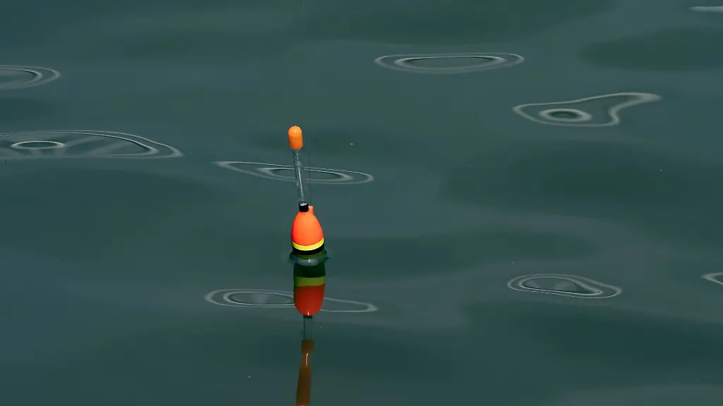 Auf-der-Mecklenburgischen-Seenplatte-ist-am-Mittwochnachmittag-ein-Boot-mit-zwei-Maennern-an-Bord-gekentert