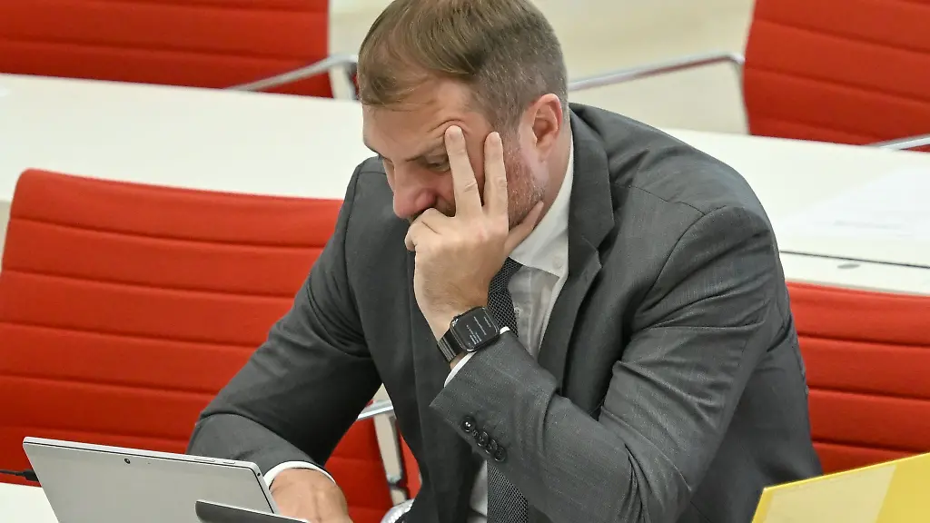 Brandenburgs-Wirtschaftsminister-Daniel-Keller-SPD-hofft-auf-weitere-Grossansiedlungen-in-Brandenburg