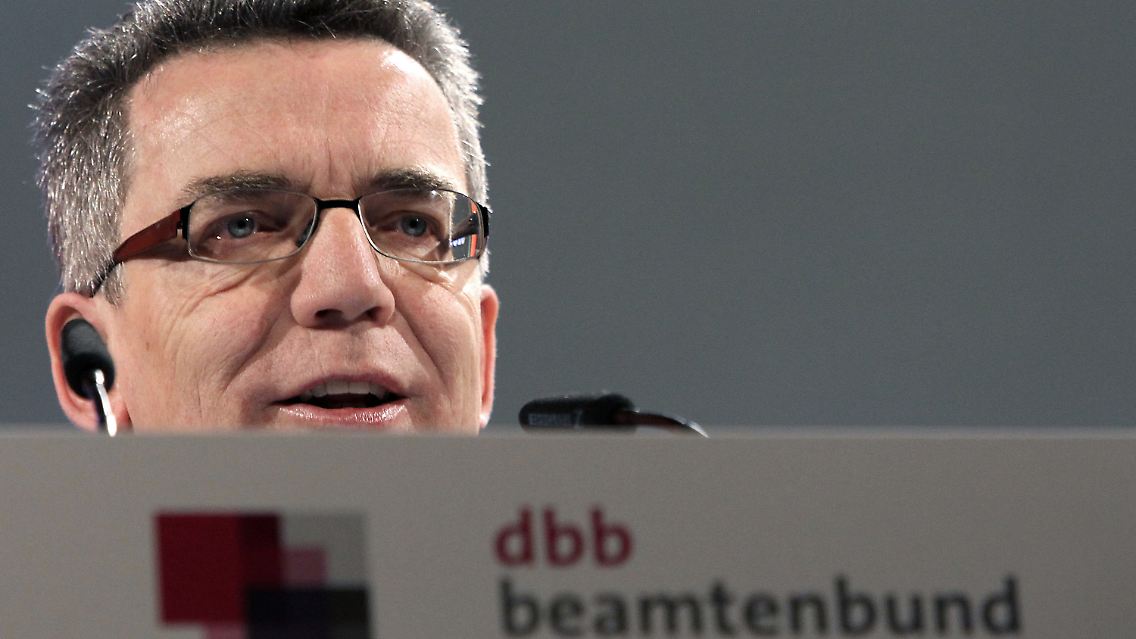 Innenminister de Maizière sieht die Beamten in der Pflicht.