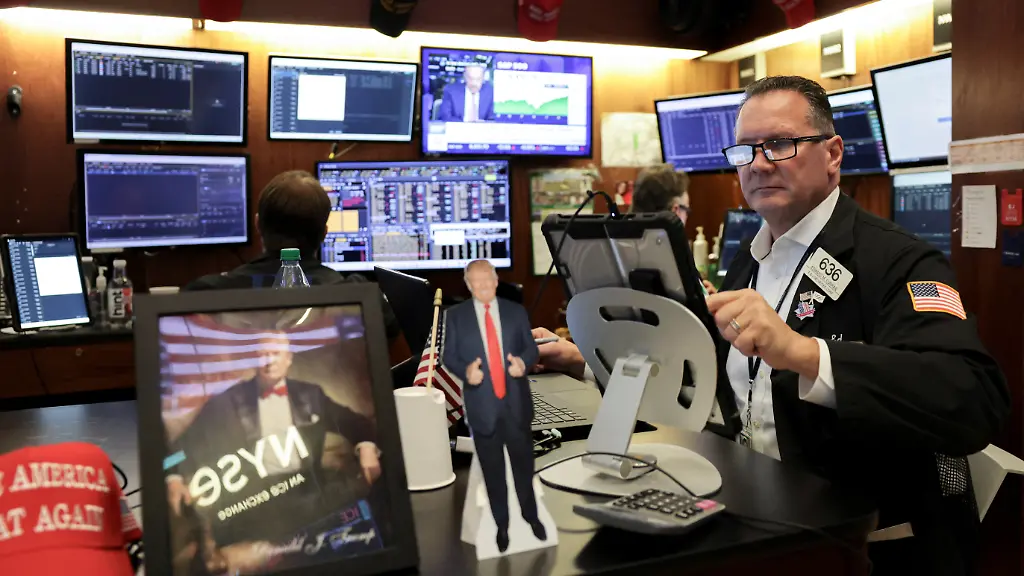 epi-1001919922-REUTERSFOTO-2025-09-22T184925Z-1854635325-RC21XGACTGAH-RTRMADP-3-USA-STOCKS-JPG-A-trader-works-on-th