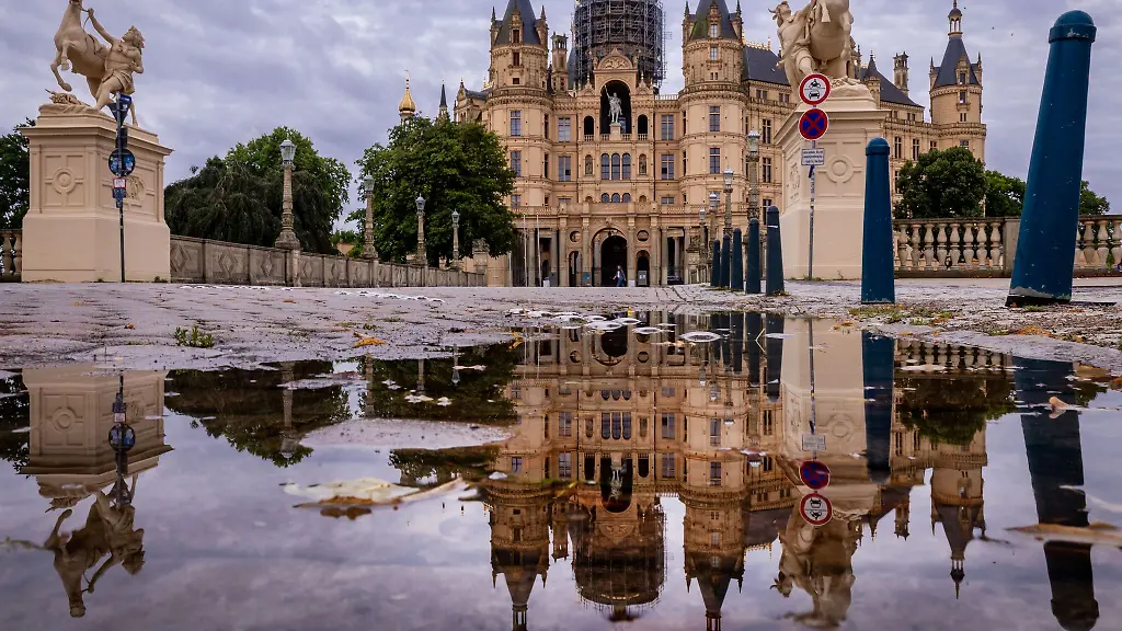 Im-September-2026-wird-bei-der-naechsten-Landtagswahl-darueber-entschieden-welche-Parteien-dem-Parlament-im-Schweriner-Schloss-angehoeren