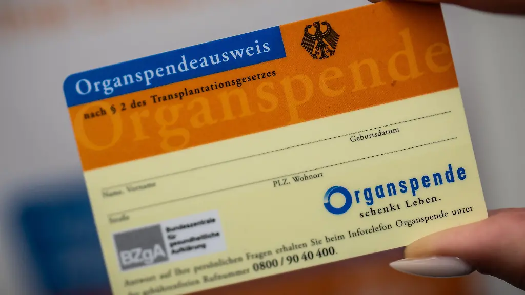 Bundesweit-warten-etwa-8-100-Patientinnen-und-Patienten-auf-eine-Organspende