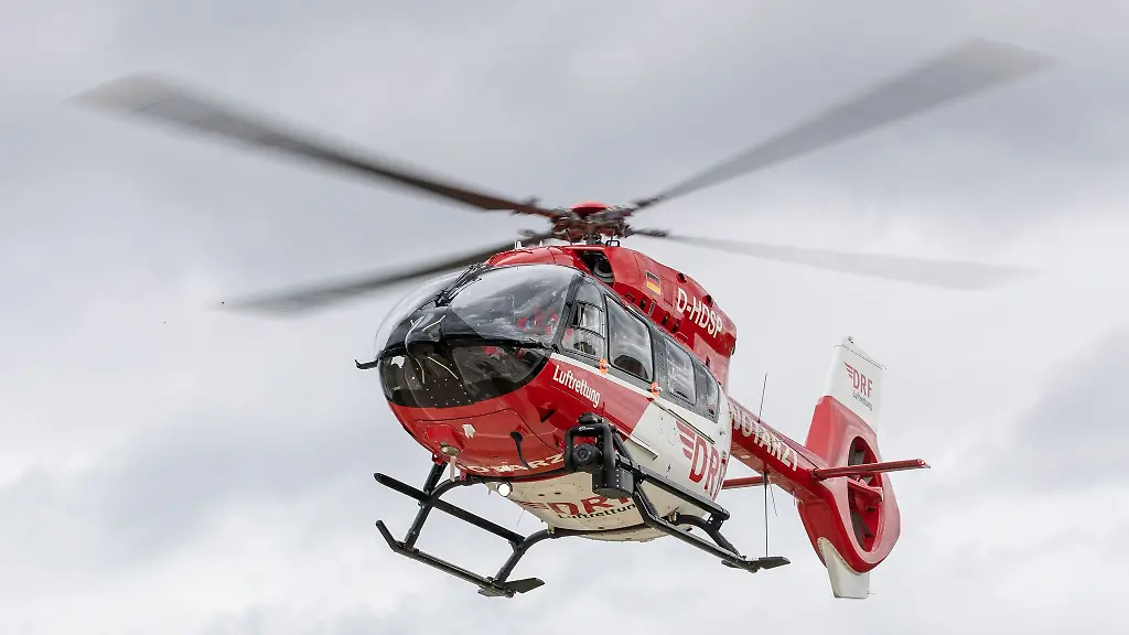 Mit-einem-Rettungshubschrauber-wird-die-lebensgefaehrlich-verletzte-Beifahrerin-in-eine-Klinik-gebracht