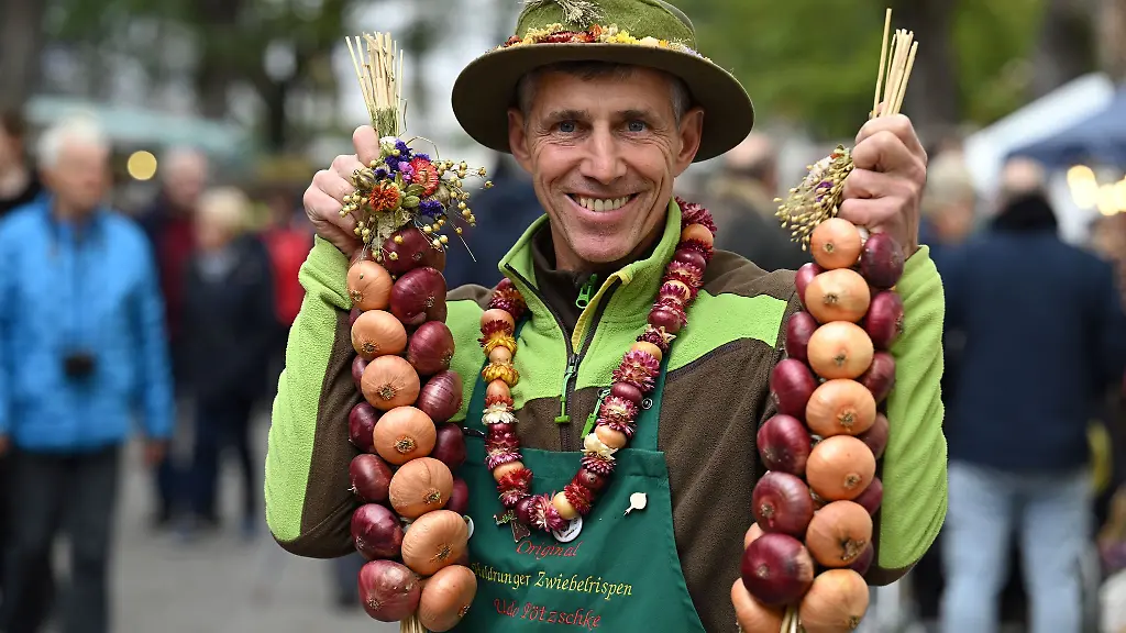 Begehrtes-Produkt-Spiralfoermig-zu-Zoepfen-gewickelte-rote-und-helle-Zwiebeln-sind-das-Markenzeichen-der-Heldrunger-Zwiebelbauern