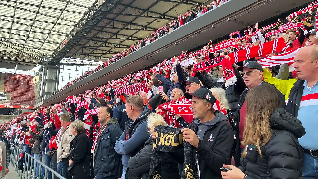Fans-bei-der-Mitgliederversammlung-des-1-FC-Koeln-im-Stadion
