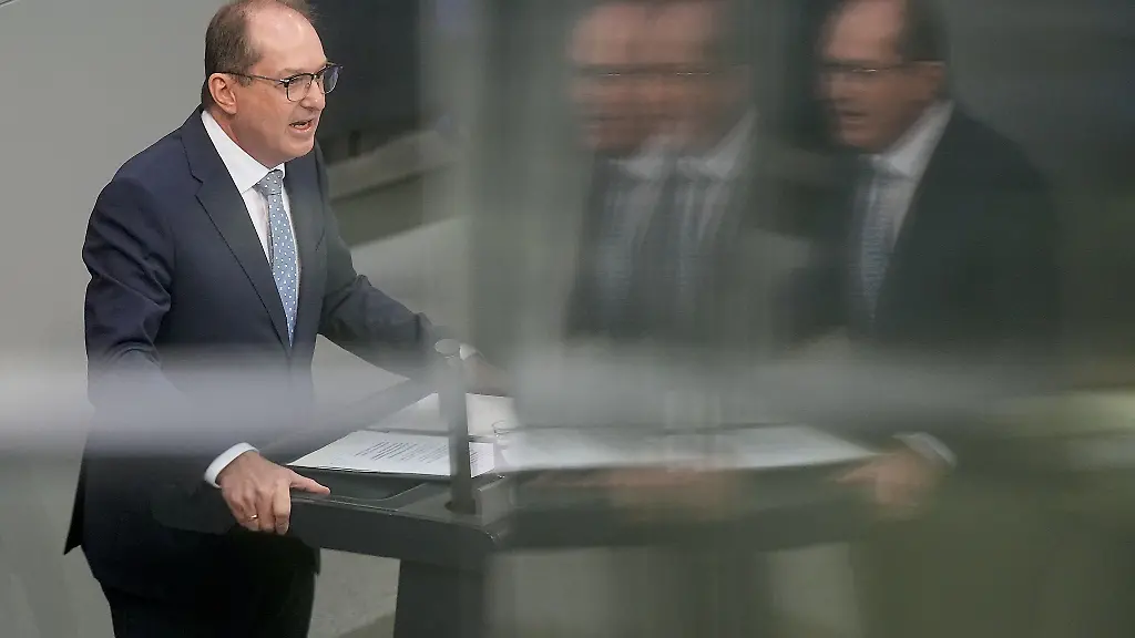 Zum-Schutz-gegen-illegale-Drohnenueberfluege-plant-Innenminister-Alexander-Dobrindt-CSU-eine-Gesetzesreform