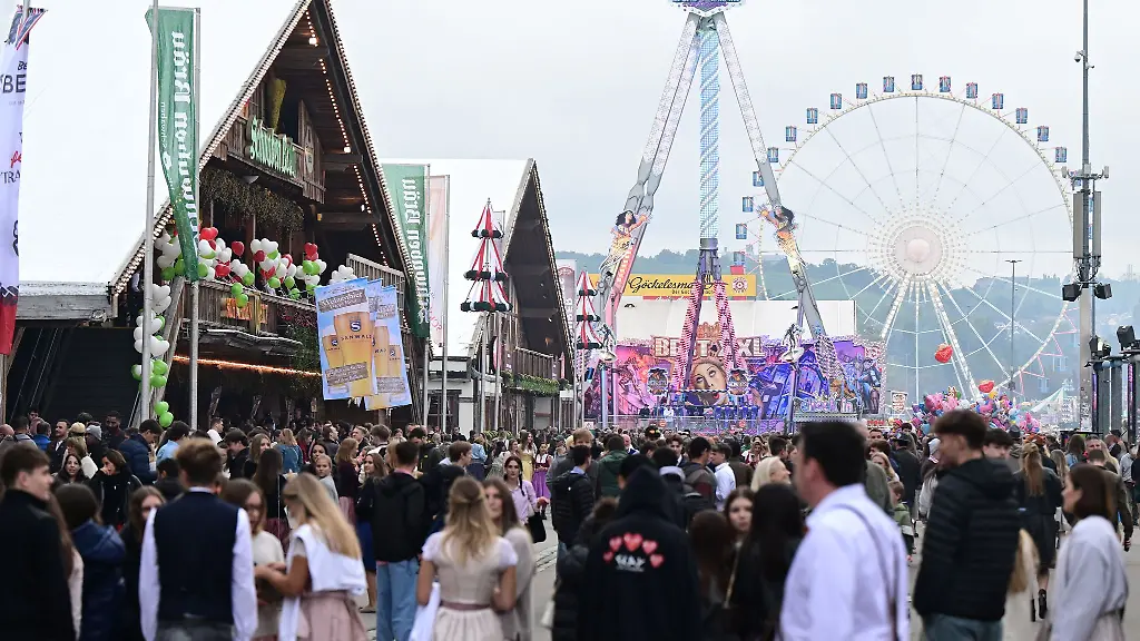 Nach-Angaben-der-Feuerwehr-wurde-bei-dem-Brand-auf-dem-Cannstatter-Volksfest-niemand-verletzt