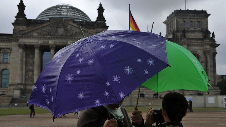 Die Menschen müssen den Schirm häufiger aufspannen, als ihnen lieb ist.